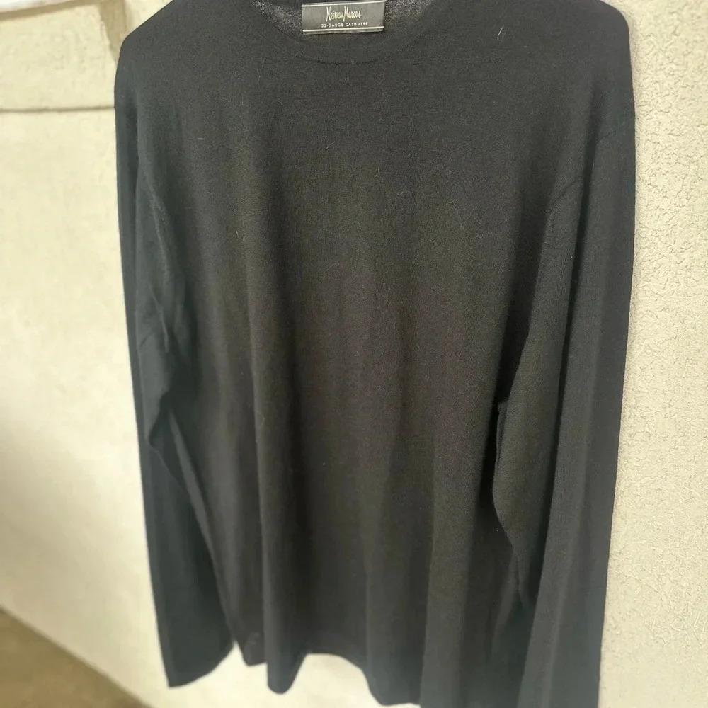 Neiman Marcus 33 gauge cashmere sweater.
Black. Lightweight. High quality. Soft